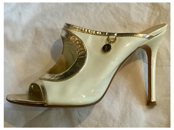 Sabot Versace con tacco in vernice bianca e oro Bianco D'oro - vista 9
