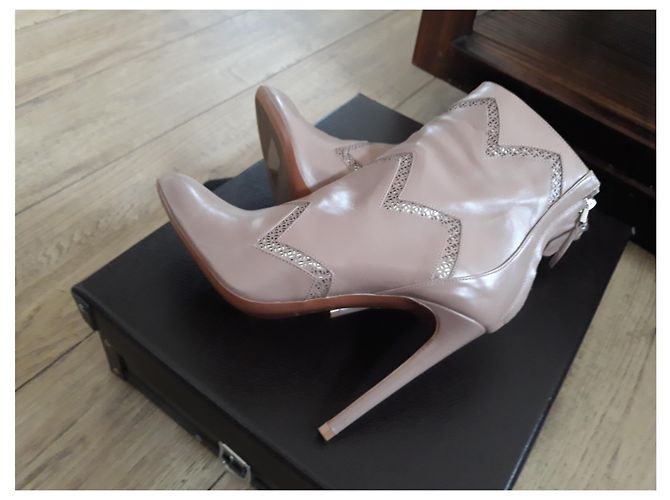 Stivaletti Alaïa in pelle color carne - vista 3
