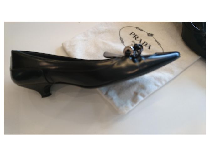 Décolleté Prada in pelle nera con punta e fiocco Nero - vista 3
