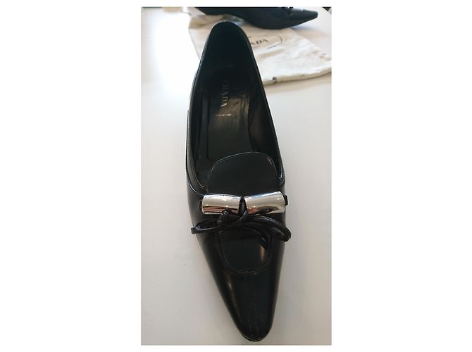 Décolleté Prada in pelle nera con punta e fiocco Nero - vista 5