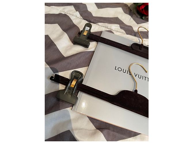 Louis Vuitton 2 Perchas Faldas / Pantalones Negro Gold hardware - vista 7
