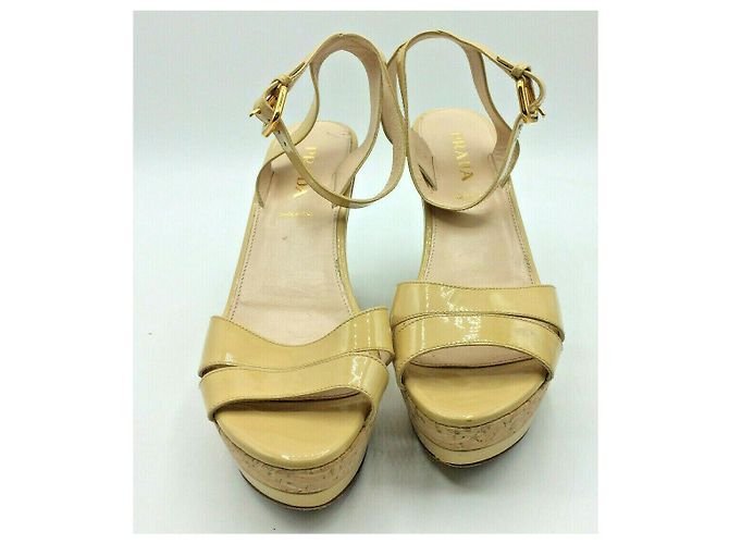 Prada Sandali in vernice con tacco a trapezio Beige Caramello - vista 2