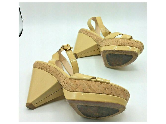 Prada Sandali in vernice con tacco a trapezio Beige Caramello - vista 4