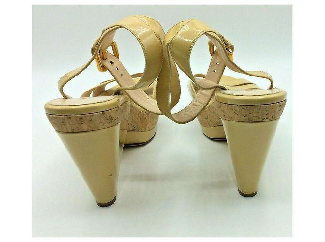 Prada Sandali in vernice con tacco a trapezio Beige Caramello - vista 5