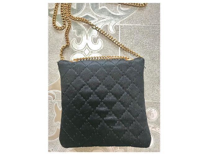 Chanel Collana con Pochette in Raso Nero Mini CC - vista 2
