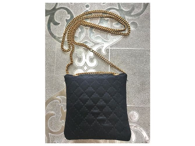 Chanel Collana con Pochette in Raso Nero Mini CC - vista 3