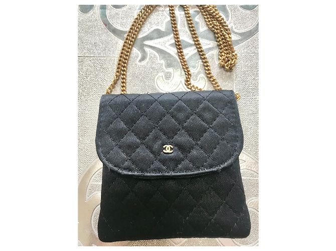 Chanel Collana con Pochette in Raso Nero Mini CC - vista 4