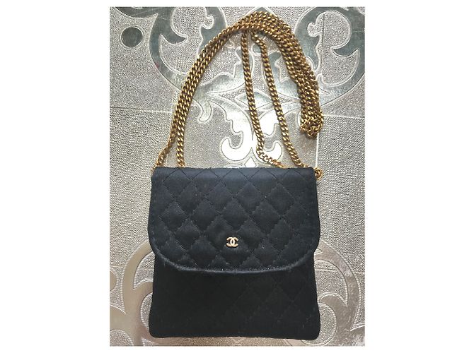 Chanel Collana con Pochette in Raso Nero Mini CC - vista 5