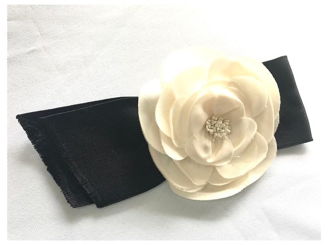Spilla Chanel Camelia in Seta e Fiocco Nero - vista 2