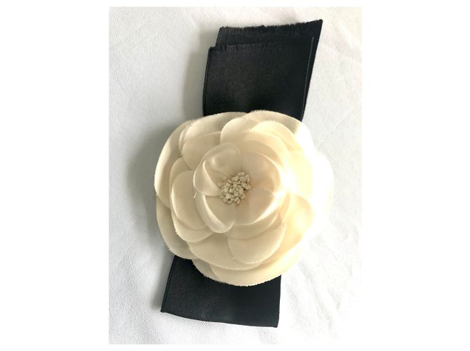 Spilla Chanel Camelia in Seta e Fiocco Nero - vista 3