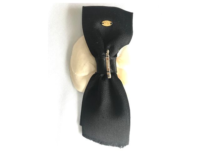 Spilla Chanel Camelia in Seta e Fiocco Nero - vista 5
