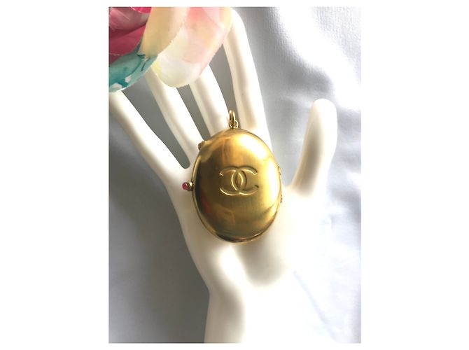 Chanel Medaillon Anhänger Goldfarben mit rotem Gripoix Stein Gold hardware - Ansicht 2