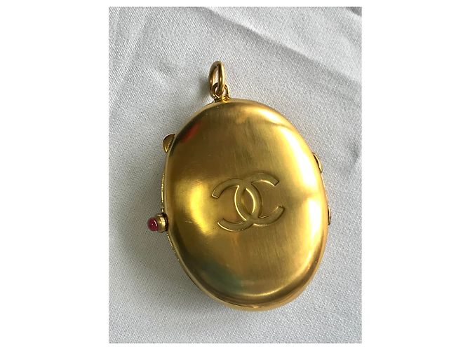 Chanel Medaillon Anhänger Goldfarben mit rotem Gripoix Stein Gold hardware - Ansicht 3
