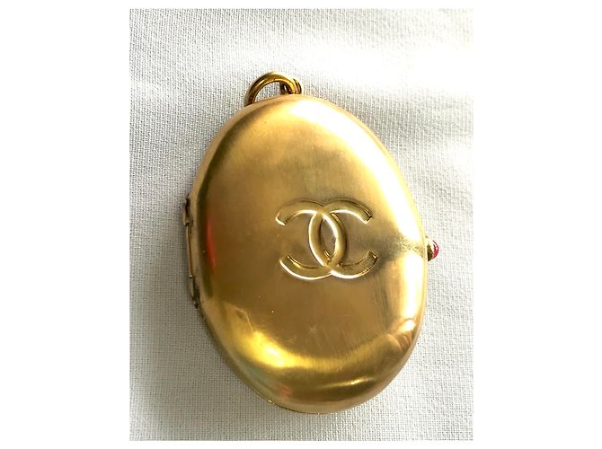 Chanel Medaillon Anhänger Goldfarben mit rotem Gripoix Stein Gold hardware - Ansicht 4