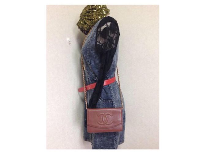 Wallet On Chain Pochette Chanel in pelle caviar marrone con catena dorata - vista 15