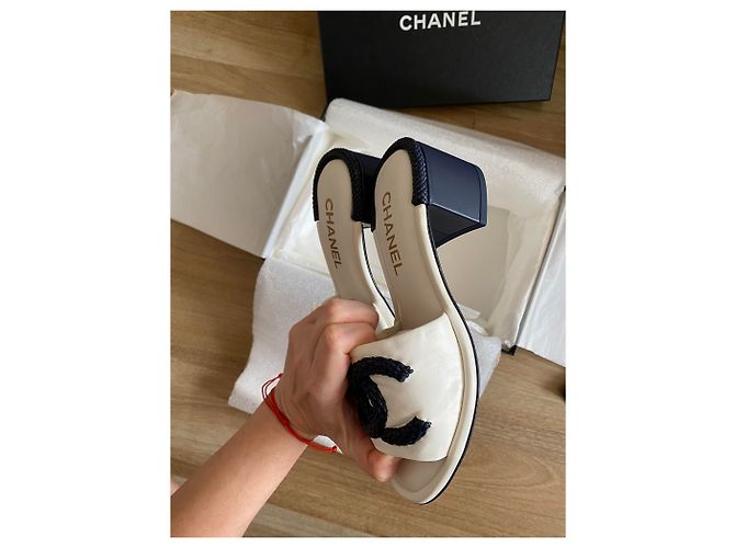 Mules Sandali Chanel Bianco e Blu Scuro Pelle - vista 11
