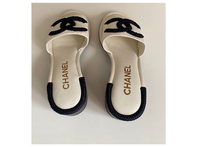 Mules Sandali Chanel Bianco e Blu Scuro Pelle - vista 2