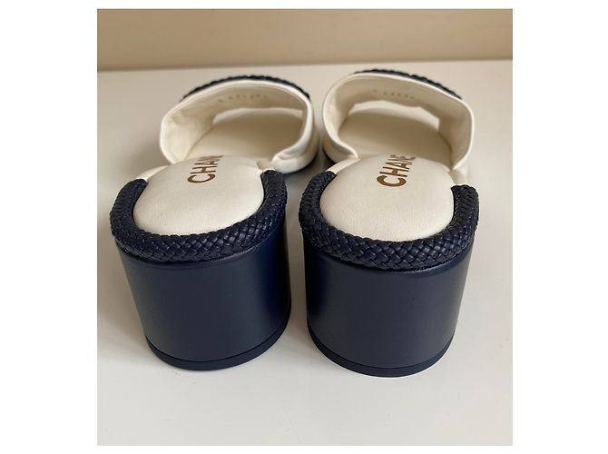 Mules Sandali Chanel Bianco e Blu Scuro Pelle - vista 3