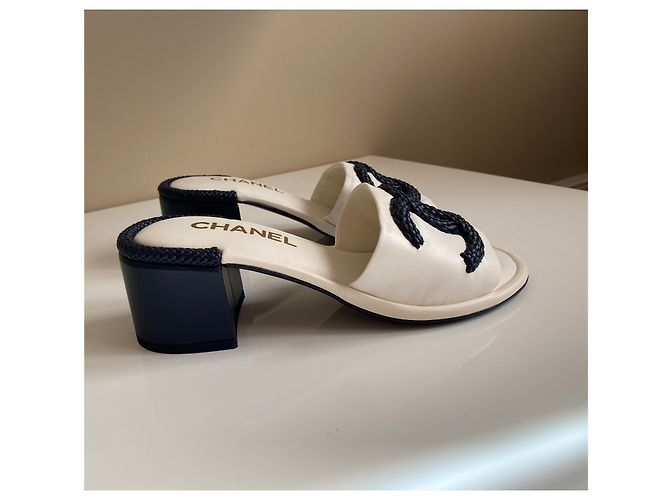 Mules Sandali Chanel Bianco e Blu Scuro Pelle - vista 4