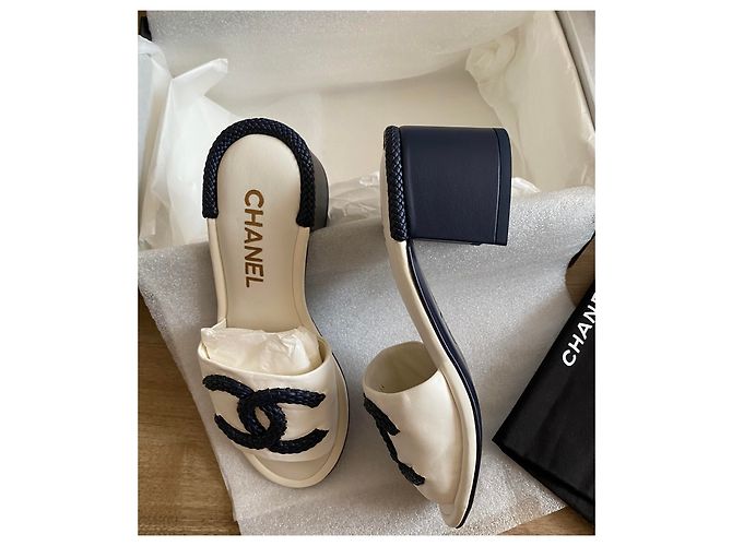 Mules Sandali Chanel Bianco e Blu Scuro Pelle - vista 6