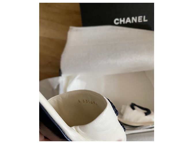 Mules Sandali Chanel Bianco e Blu Scuro Pelle - vista 9