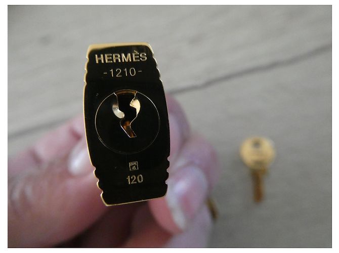 Lucchetto Hermès in acciaio dorato per borsa Hermès Kelly birkin Gold hardware - vista 3