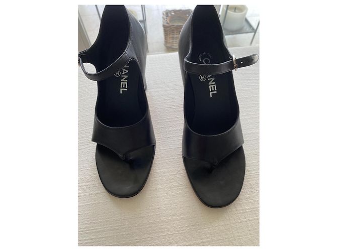 Décolleté Chanel in pelle d'agnello nera con dettagli CC argento Nero - vista 2