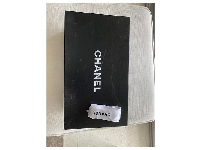 Décolleté Chanel in pelle d'agnello nera con dettagli CC argento Nero - vista 3