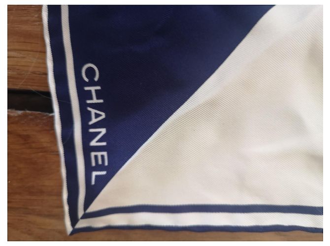 Foulard in seta Chanel blu navy e bianco - vista 2