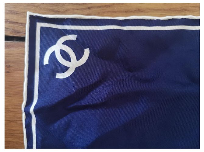 Foulard in seta Chanel blu navy e bianco - vista 3