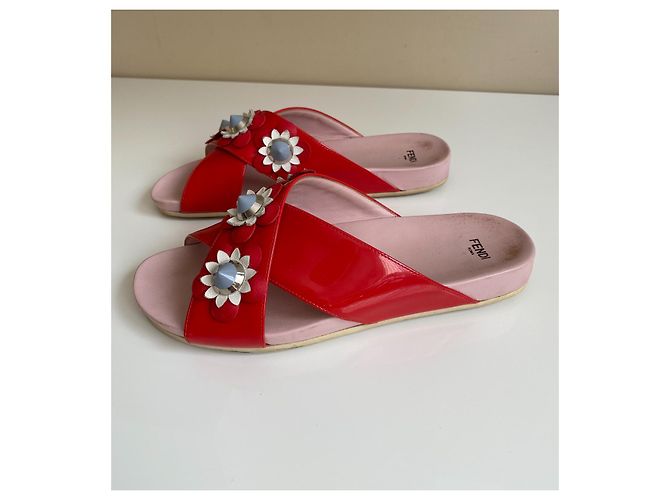 Fendi Pantoletten aus rotem Lackleder mit 3D Lederblumen Größe 39 - Ansicht 2