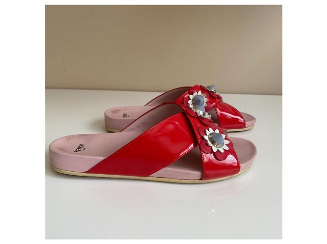 Fendi Pantoletten aus rotem Lackleder mit 3D Lederblumen Größe 39 - Ansicht 3