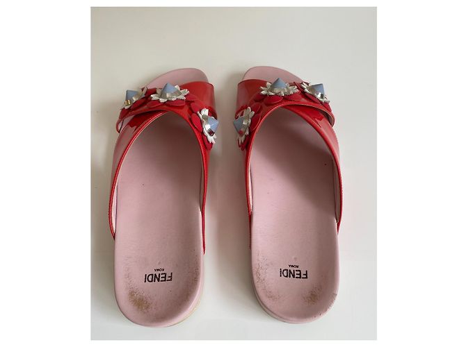 Fendi Pantoletten aus rotem Lackleder mit 3D Lederblumen Größe 39 - Ansicht 4