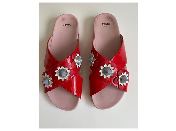 Fendi Pantoletten aus rotem Lackleder mit 3D Lederblumen Größe 39 - Ansicht 5