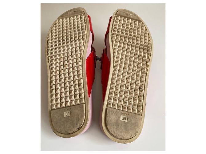 Fendi Pantoletten aus rotem Lackleder mit 3D Lederblumen Größe 39 - Ansicht 7