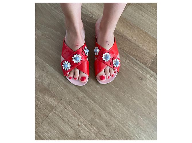 Fendi Pantoletten aus rotem Lackleder mit 3D Lederblumen Größe 39 - Ansicht 8
