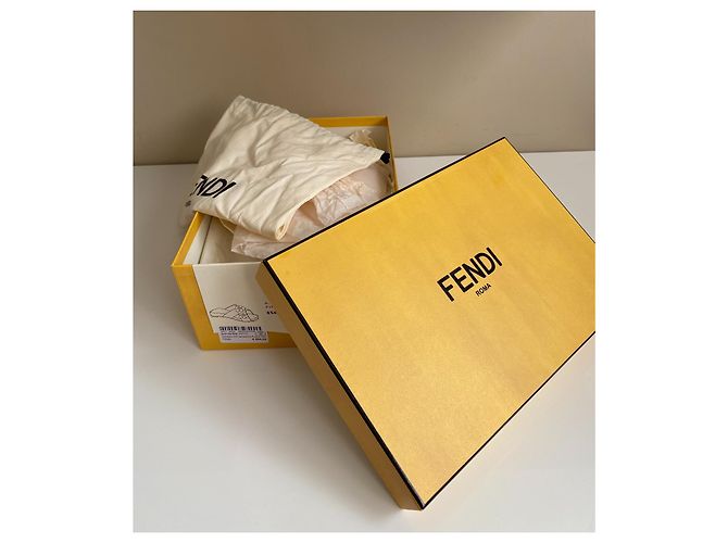 Fendi Pantoletten aus rotem Lackleder mit 3D Lederblumen Größe 39 - Ansicht 9