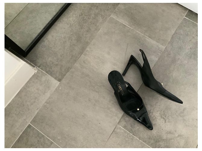 Chanel Pumps offen schwarz Leder mit Logo Perlen - Ansicht 2