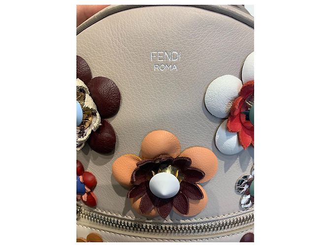 Fendi kleiner Rucksack grau Leder Blumen - Ansicht 6