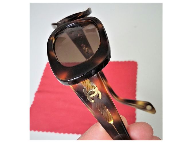 Par de gafas de sol modelo CHANEL 5011 - año 2000 Castaño Avellana Castaña Chocolate Marrón oscuro - vista 2