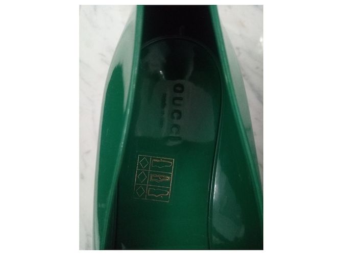 Sandali con tacco Gucci in gomma verde - vista 3