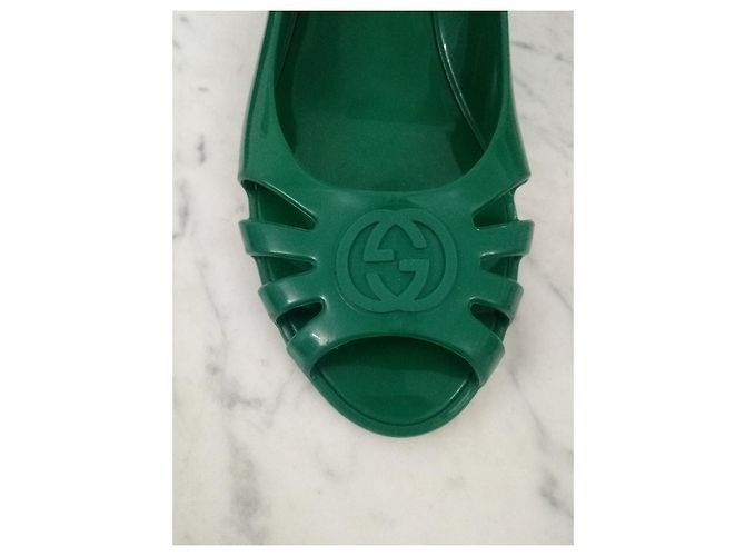 Sandali con tacco Gucci in gomma verde - vista 4