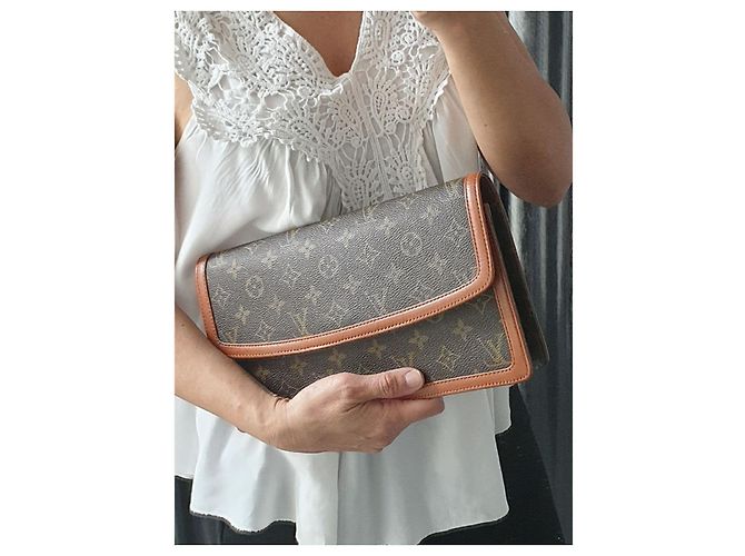 Clutch Louis Vuitton Marrone - vista 13