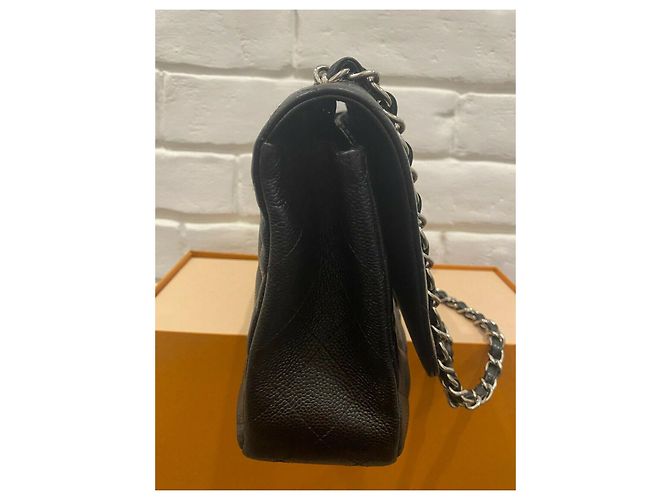 Timeless Bolsa Chanel Preto Acolchoado de Couro Caviar Clássico Jumbo com Aba Única - vista 3