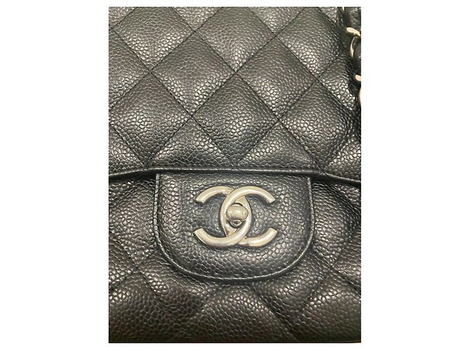 Timeless Bolsa Chanel Preto Acolchoado de Couro Caviar Clássico Jumbo com Aba Única - vista 4