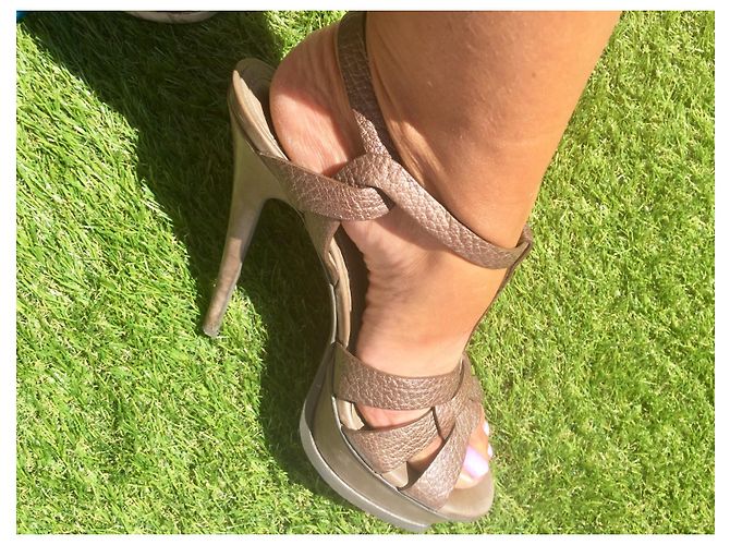 Yves Saint Laurent Sandali YSL Tribute in pelle martellata bronzo - vista 7