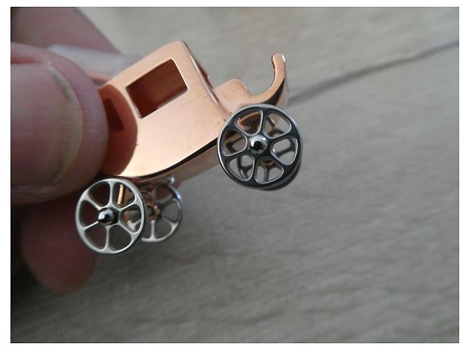 Hermès Caléche Charm aus rosévergoldetem Stahl für Handtasche oder Anhänger Gold hardware - Ansicht 2