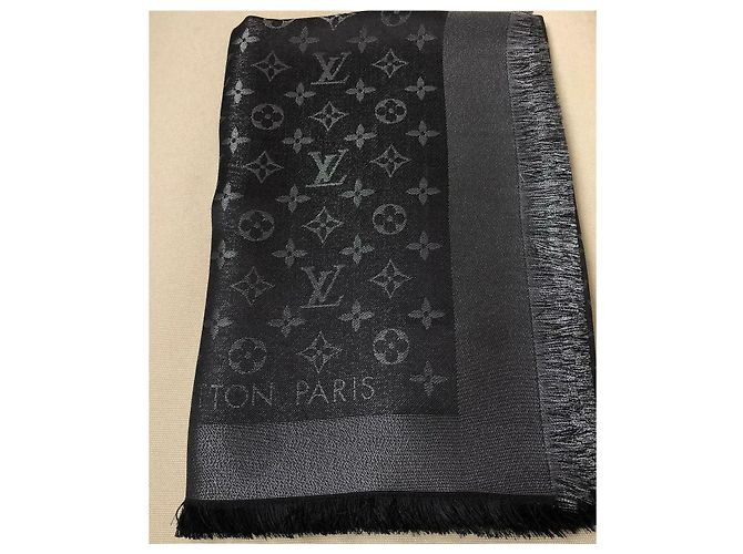Louis Vuitton Chal Monograma Brillo Negro - vista 3