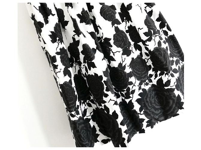 Autre Marque Vestido sin mangas con estampado de rosas en blanco y negro de J&M Davidson - vista 2