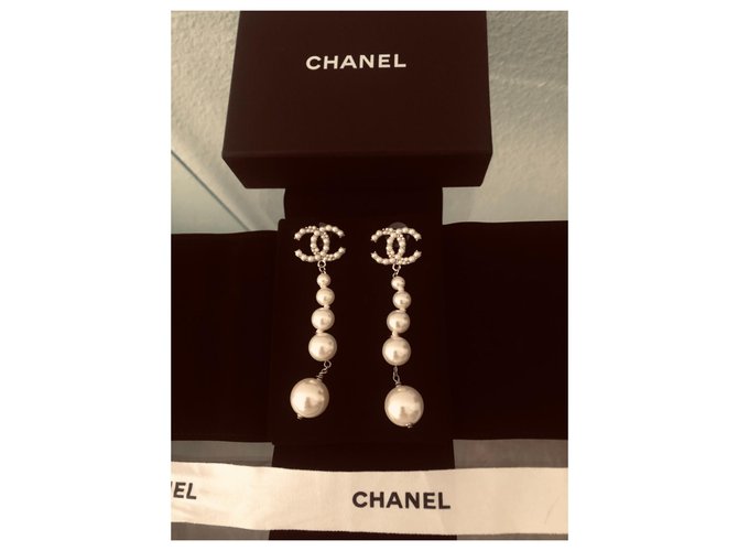 Chanel Perlenohrringe Silber Silber Hardware - Ansicht 2